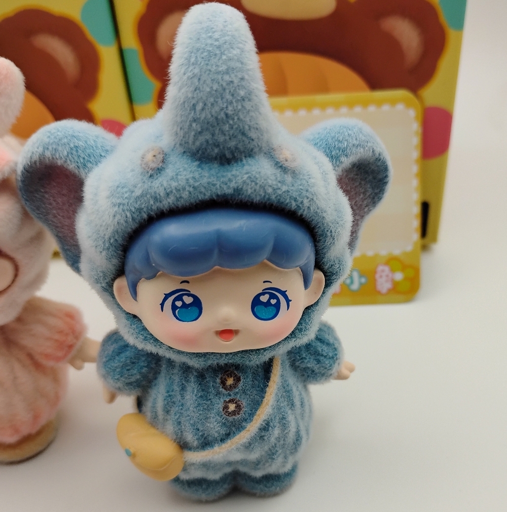 2 HeartWarming Party Figurines - Picture 5 of 6